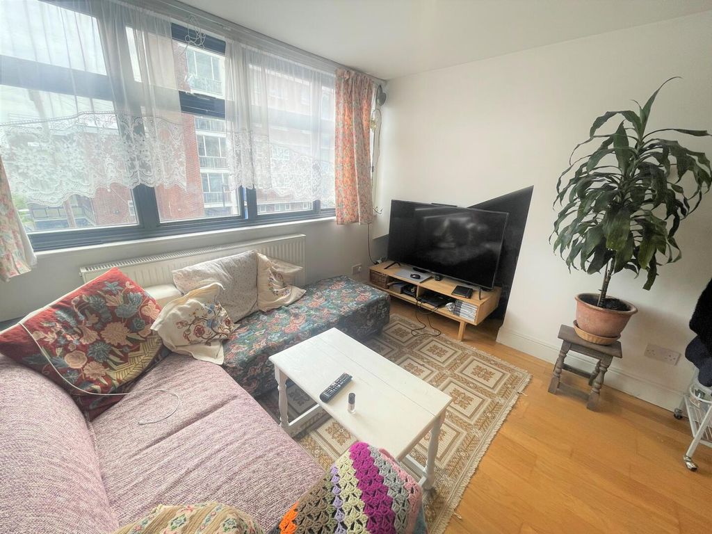 Property photo 1 of 7 Living Room