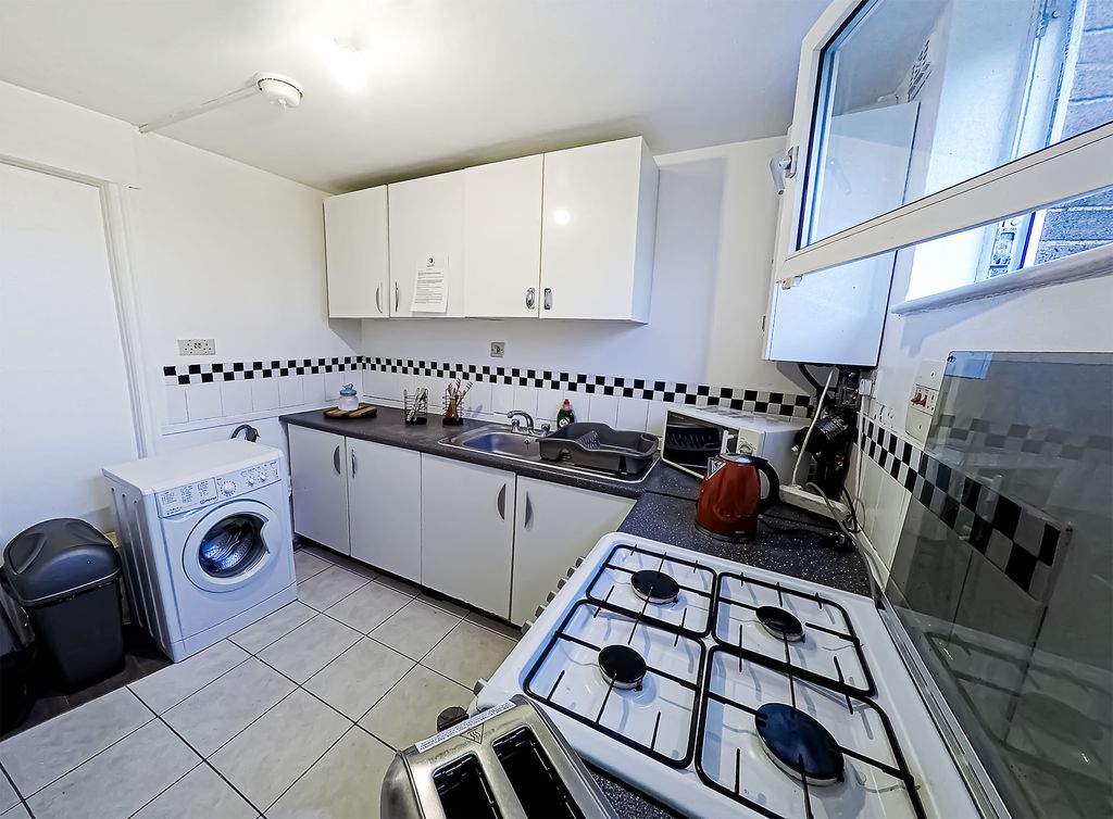 Property photo 3 of 9 Shared Kitchen