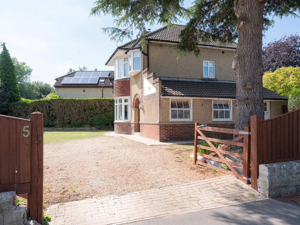 Property photo 2 of 11 5 Bristol Road-14.Jpg