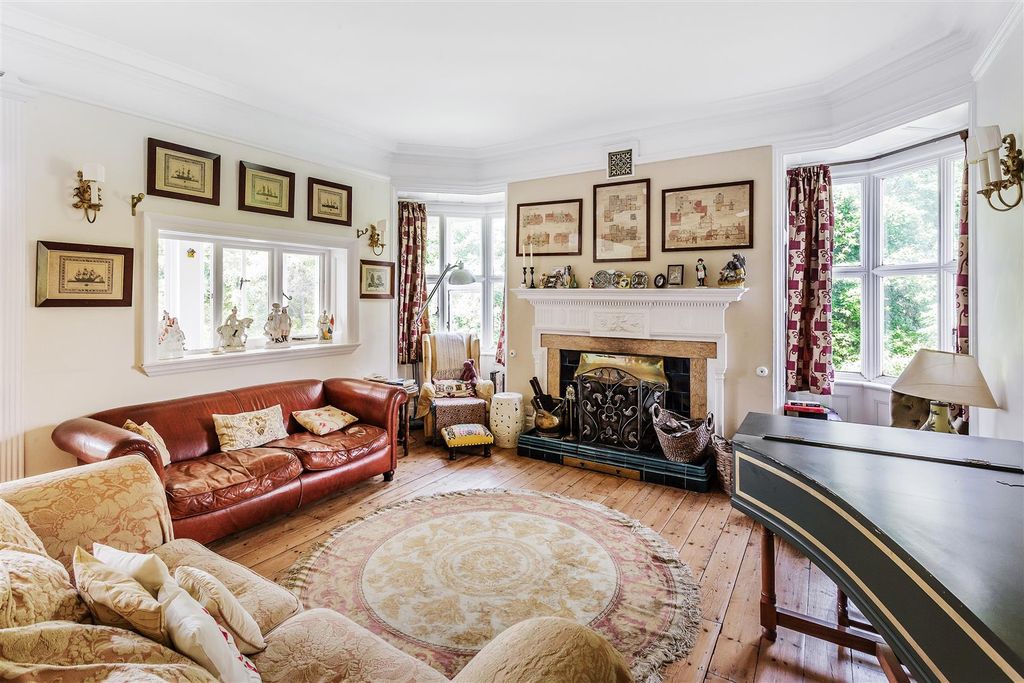 Property photo 2 of 32 House. Partnership