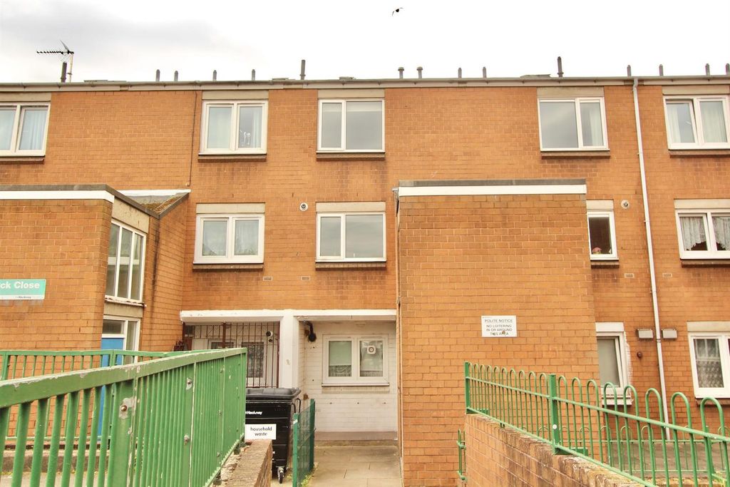 Property photo 3 of 19 Tavistock Close. N16
