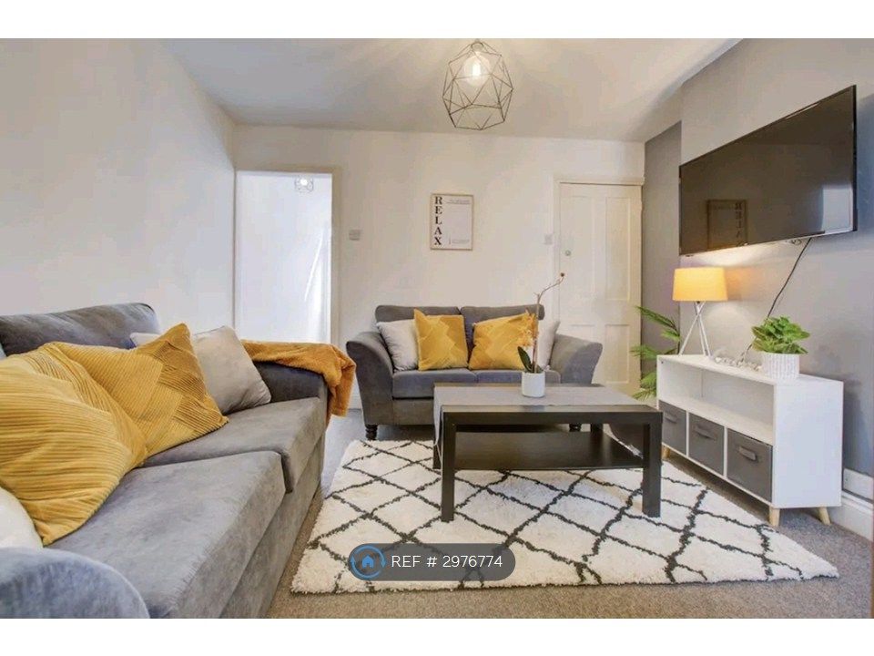 Property photo 1 of 12 Living Room