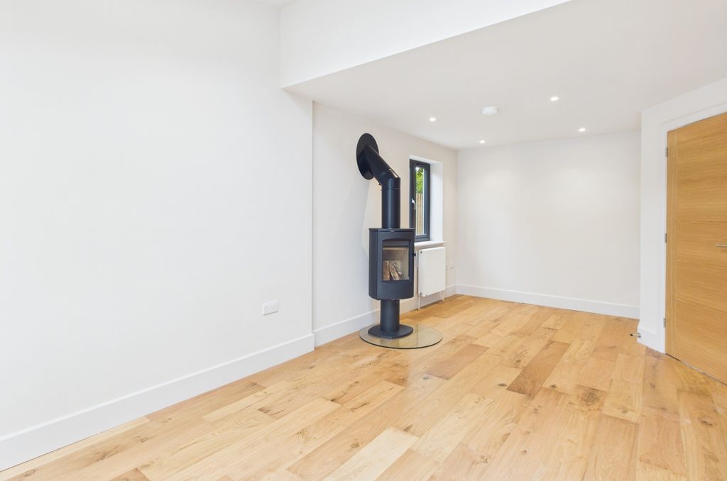 Property photo 3 of 38 Cam02519G0-Pr0411-Still023