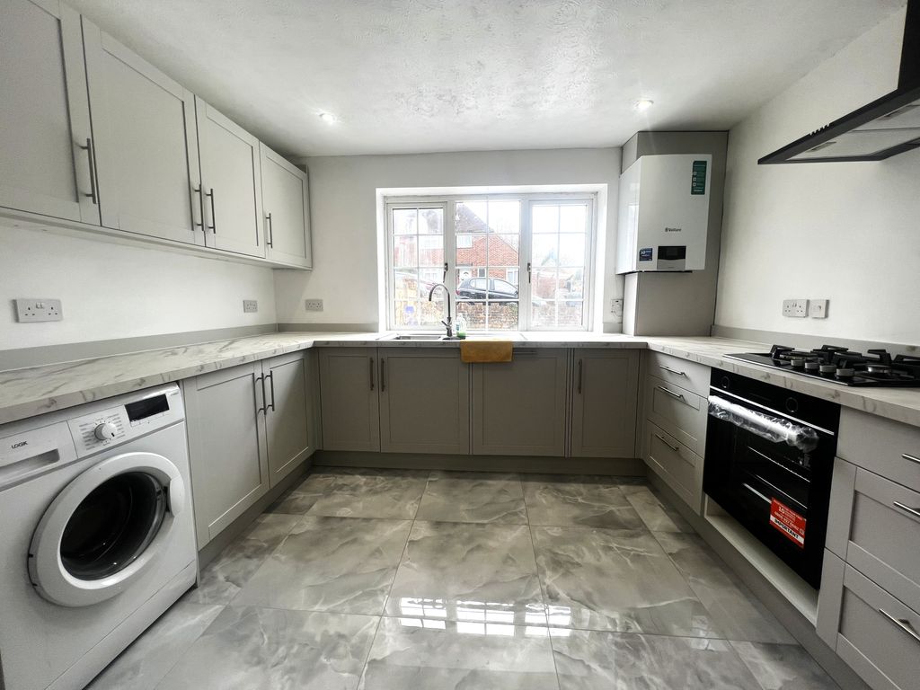 Property photo 3 of 10 Kitchen