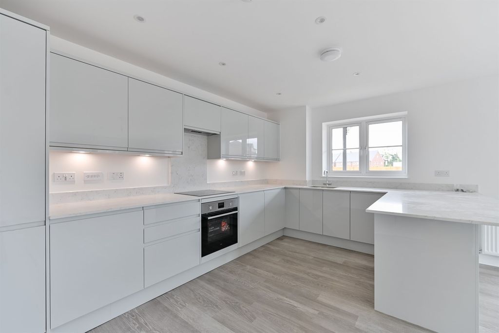 Property photo 2 of 9 Kitchen