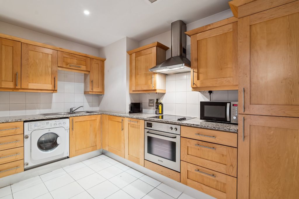 Property photo 3 of 18 Kitchen