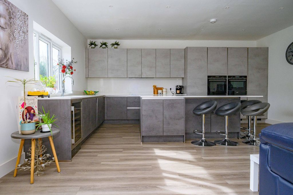 Property photo 2 of 27