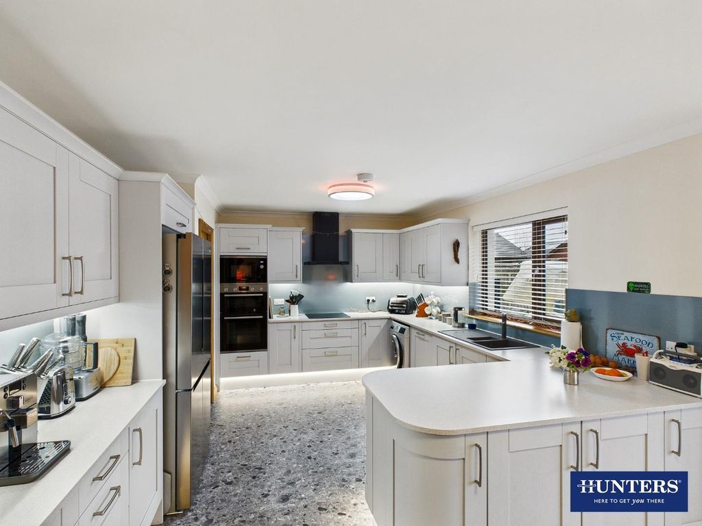 Property photo 2 of 21 Kitchen