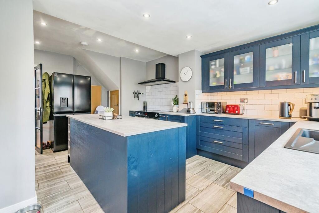 Property photo 3 of 16 Kitchen