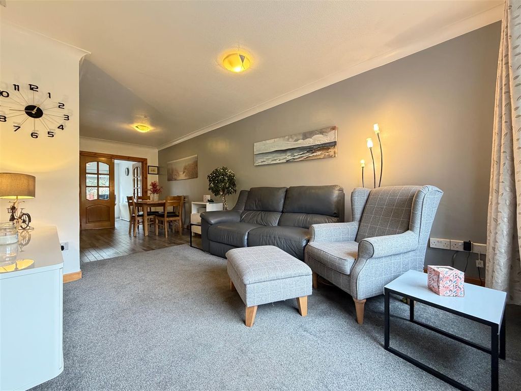 Property photo 2 of 15 Lounge