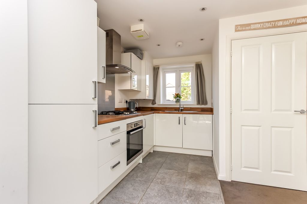Property photo 3 of 16 Kitchen Area