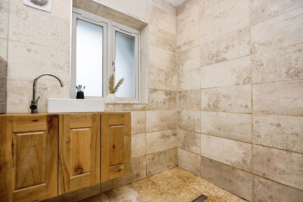 Property photo 3 of 17 Photo