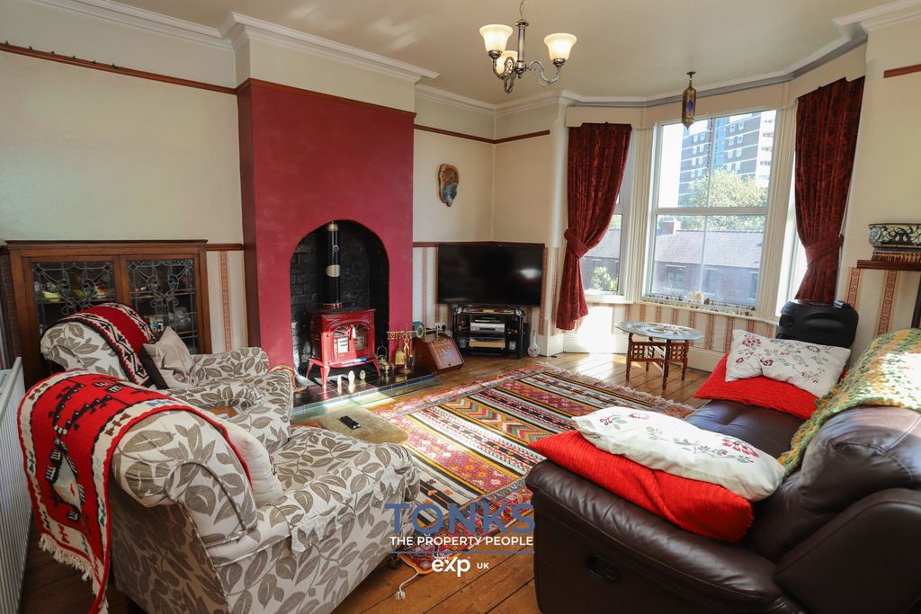 Property photo 2 of 25
