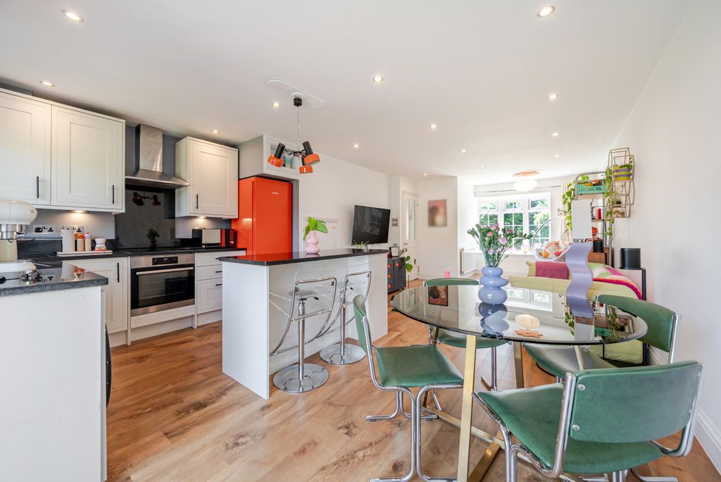 Property photo 2 of 13 1480352-6-6A35385...