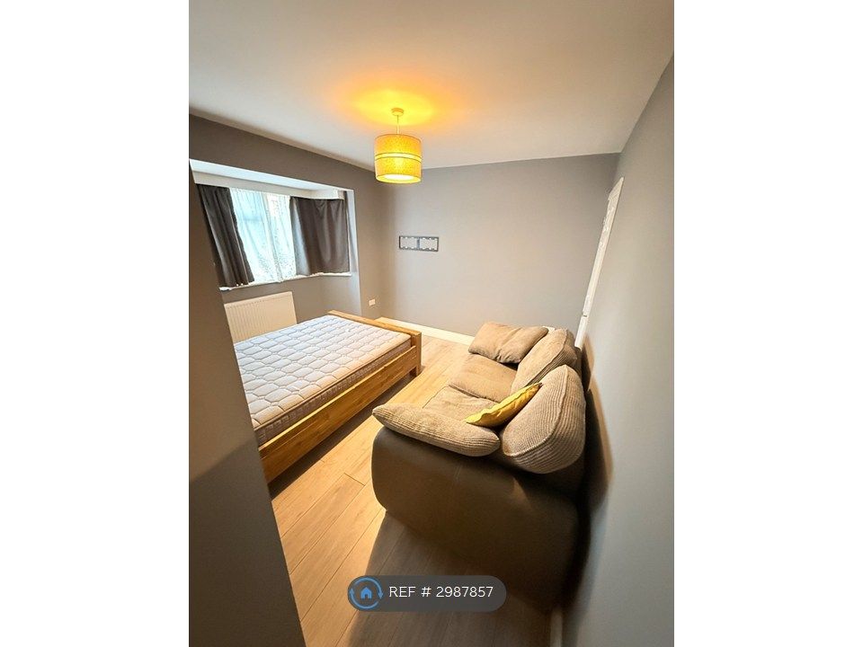 Property photo 1 of 9 Room 4