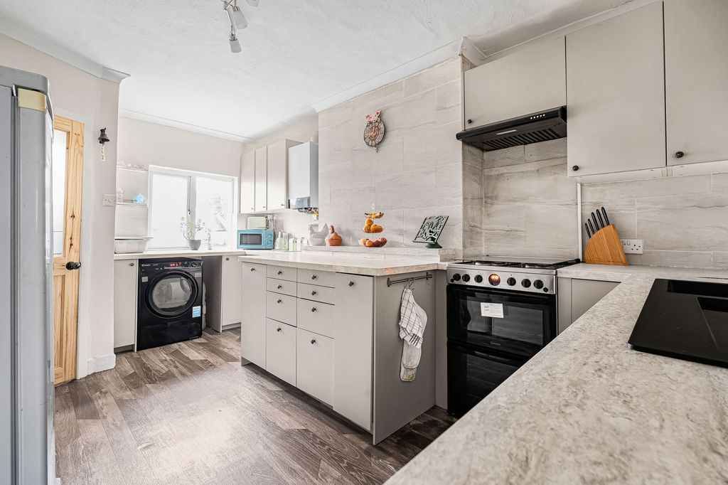 Property photo 2 of 23