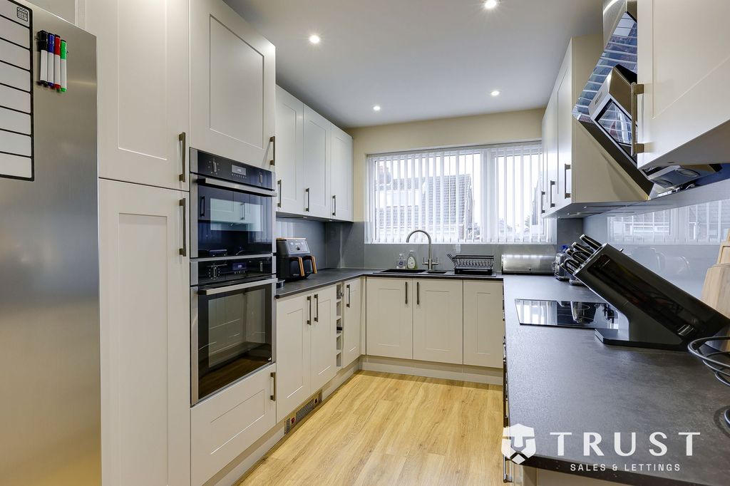 Property photo 3 of 33