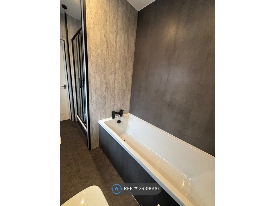 Property photo 2 of 11 Bathroom