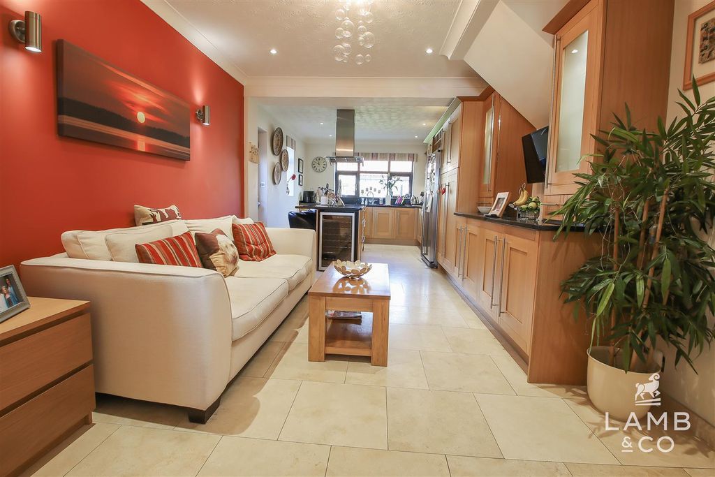 Property photo 3 of 27