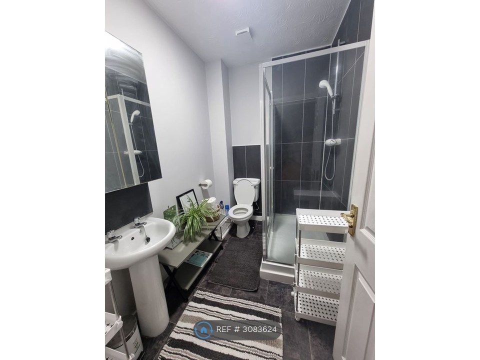 Property photo 3 of 7 Bathroom Shared With 1 Person