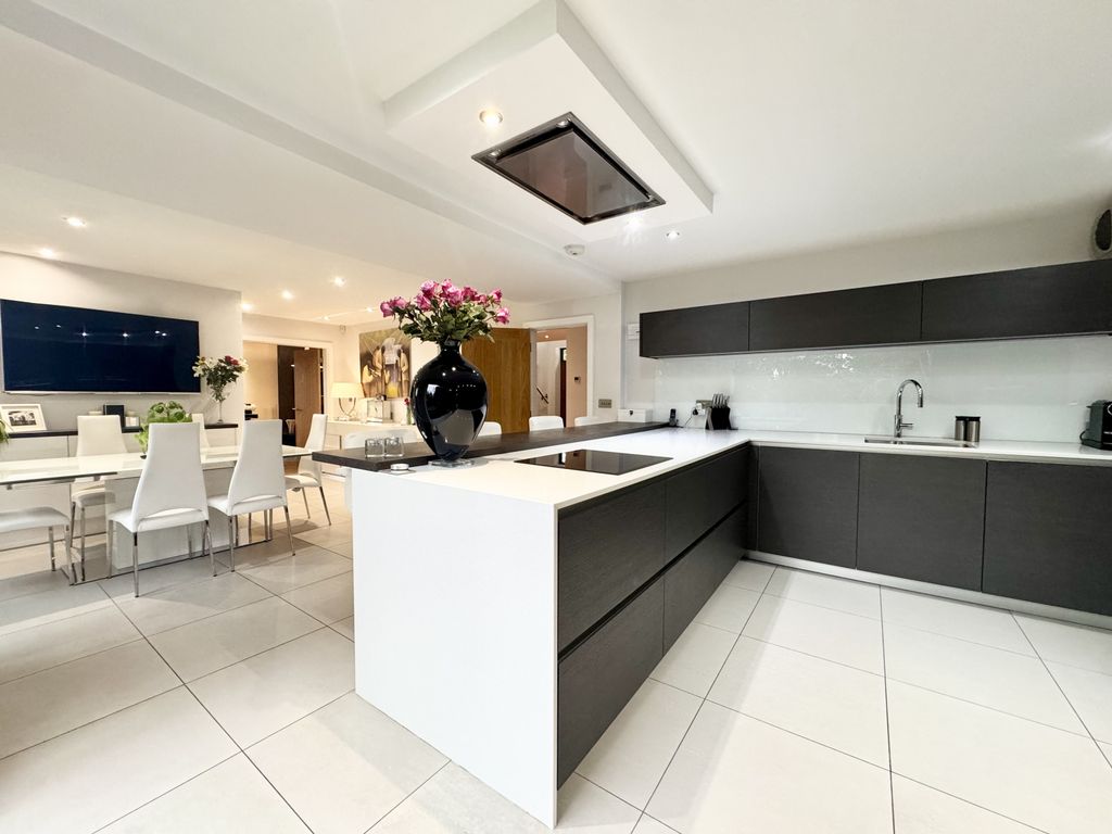 Property photo 3 of 37 Gallery