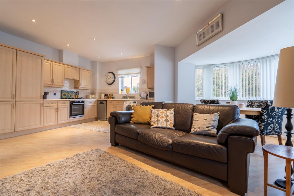 Property photo 3 of 9 Living Room / Kitchen