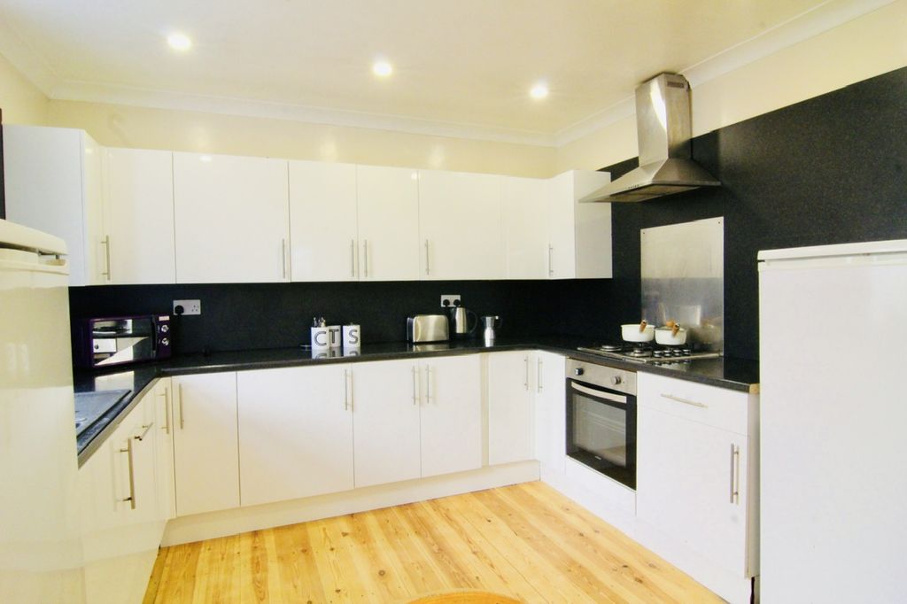 Property photo 3 of 14 Kitchen