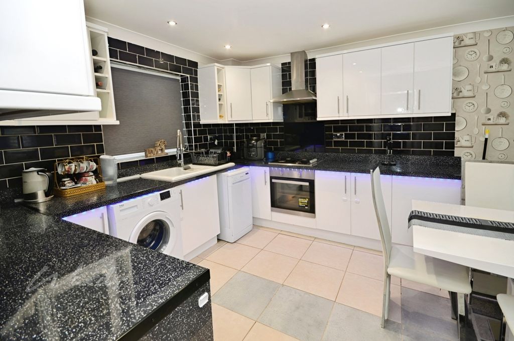 Property photo 3 of 9 Defiant Kitchen 1