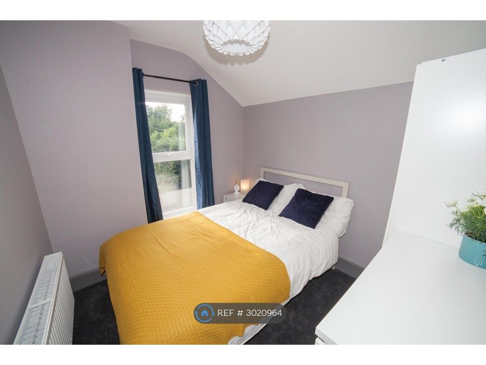 Property photo 3 of 13 Room 4