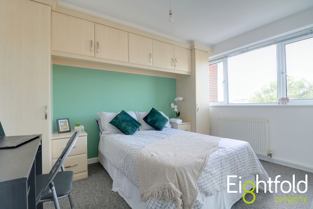 Property photo 1 of 18 Bedroom