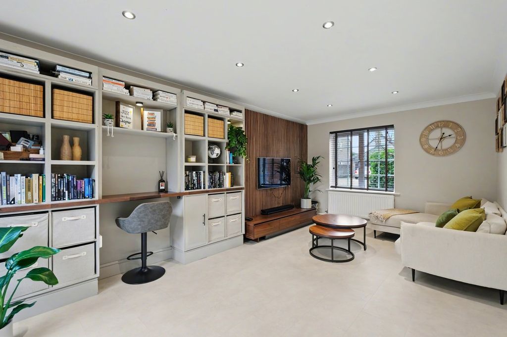 Property photo 2 of 20