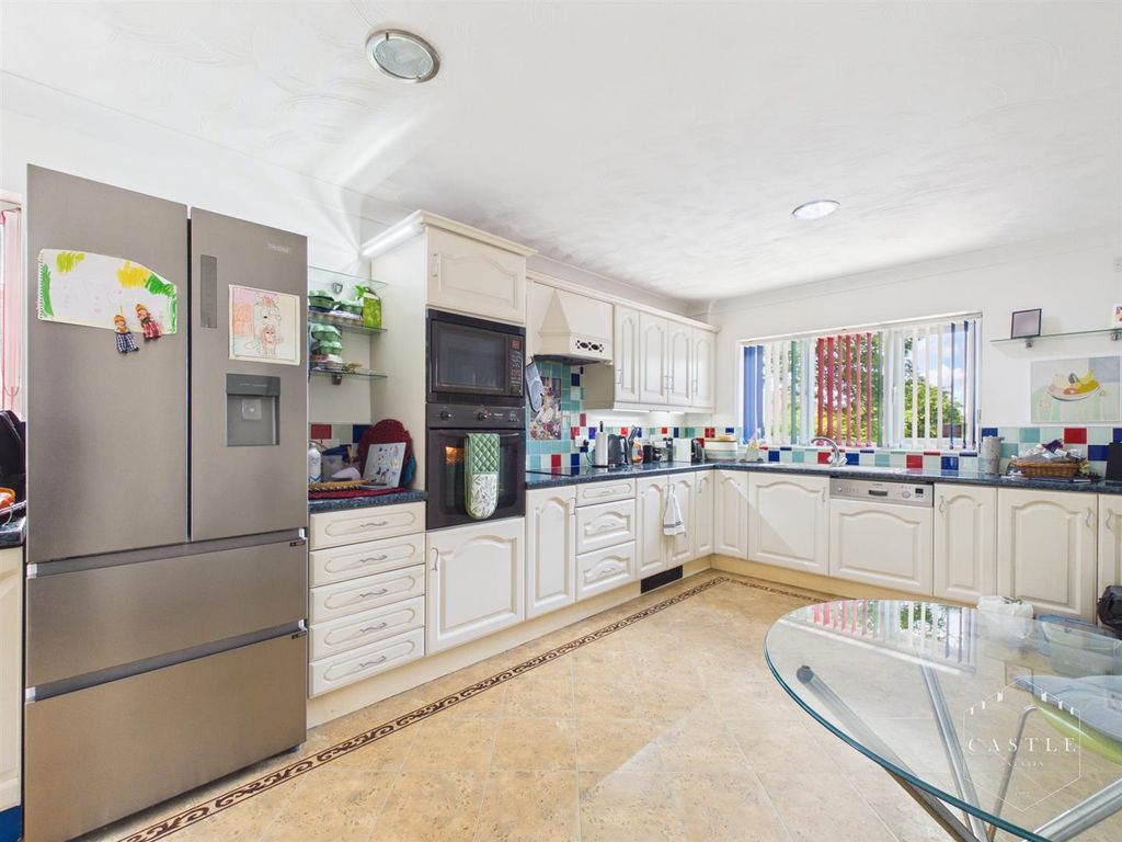Property photo 3 of 31 Breakfast Kitchen
