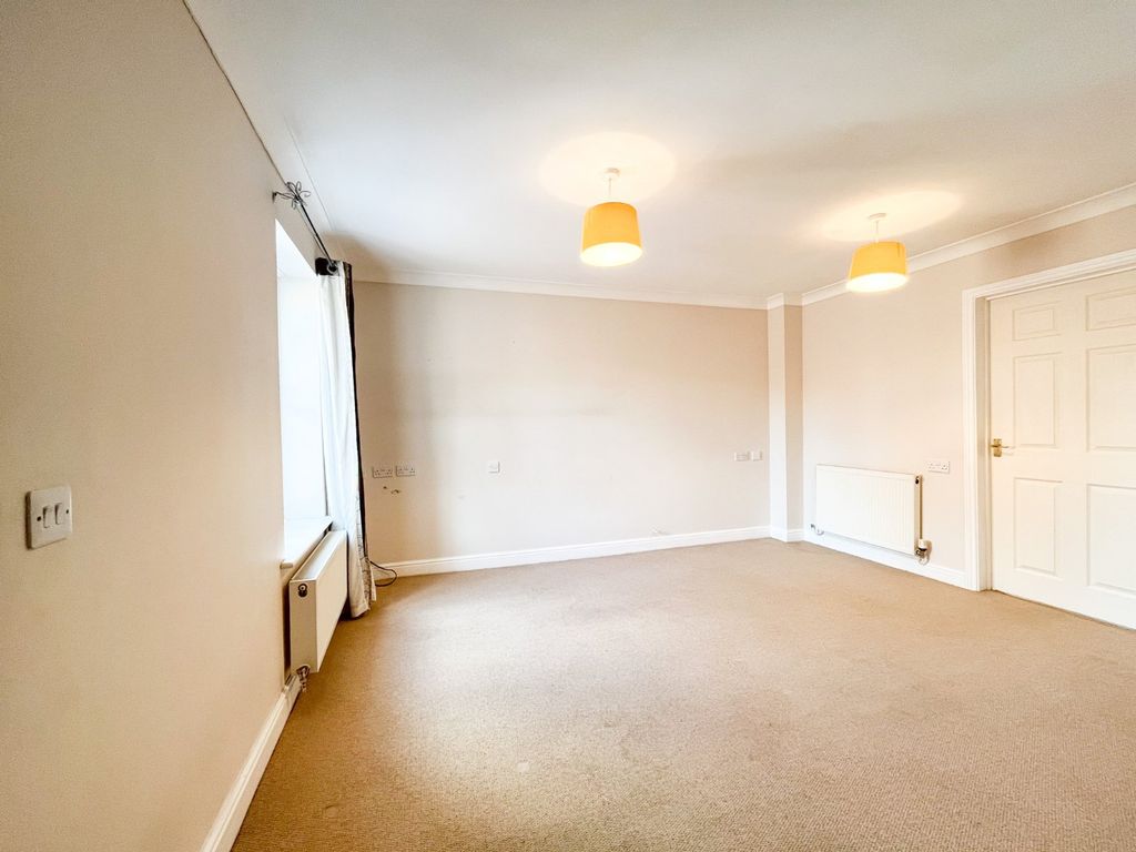 Property photo 3 of 19 Living Room