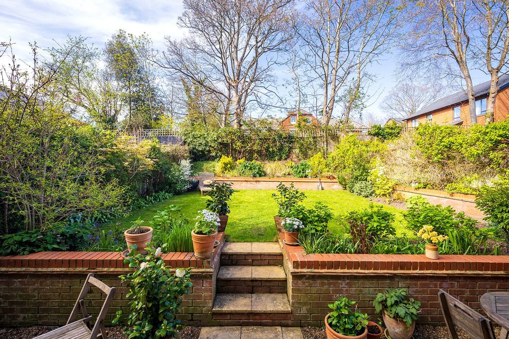 Property photo 3 of 29 Gardens