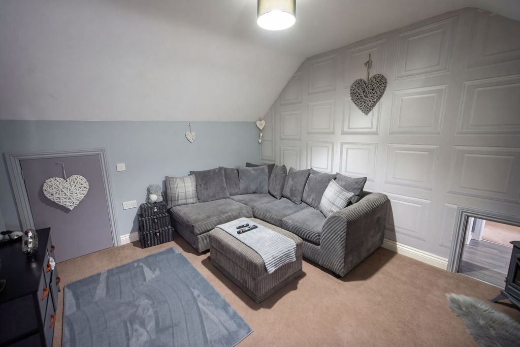 Property photo 3 of 16 Lounge