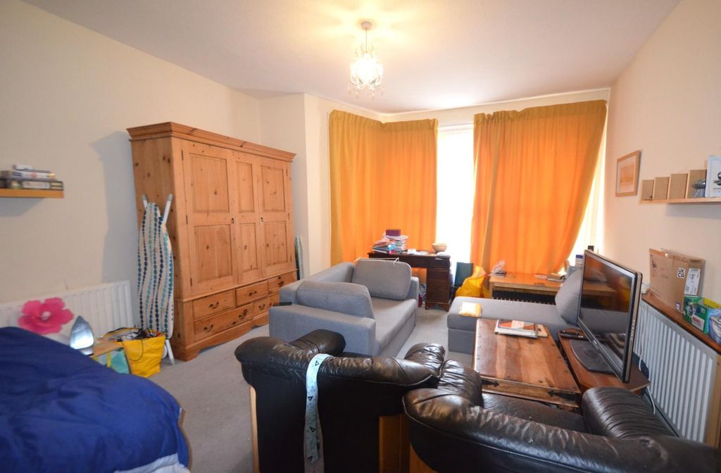 Property photo 2 of 6 Bedroom