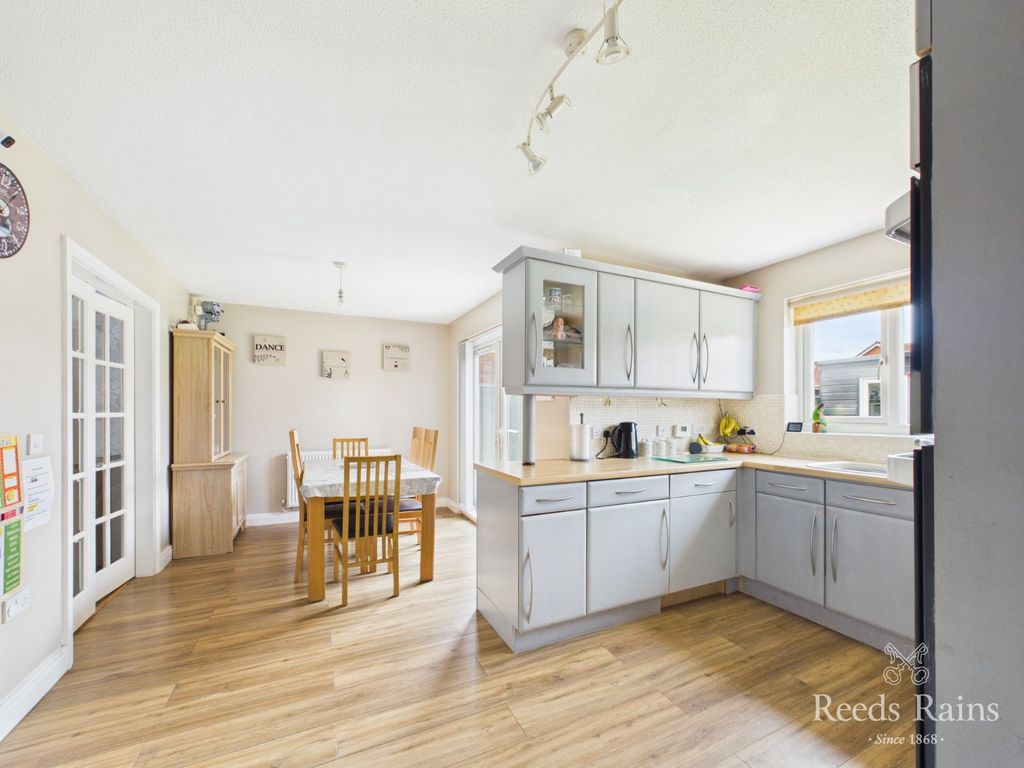 Property photo 2 of 27 Dining Kitchen