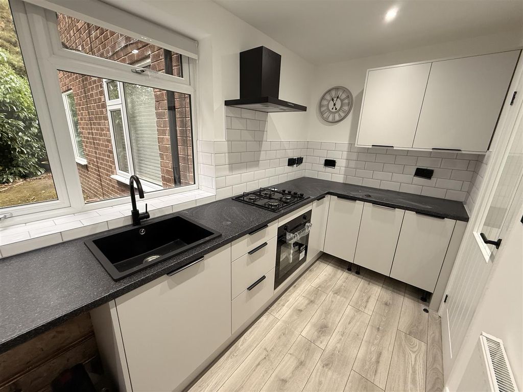 Property photo 3 of 7 Kitchen
