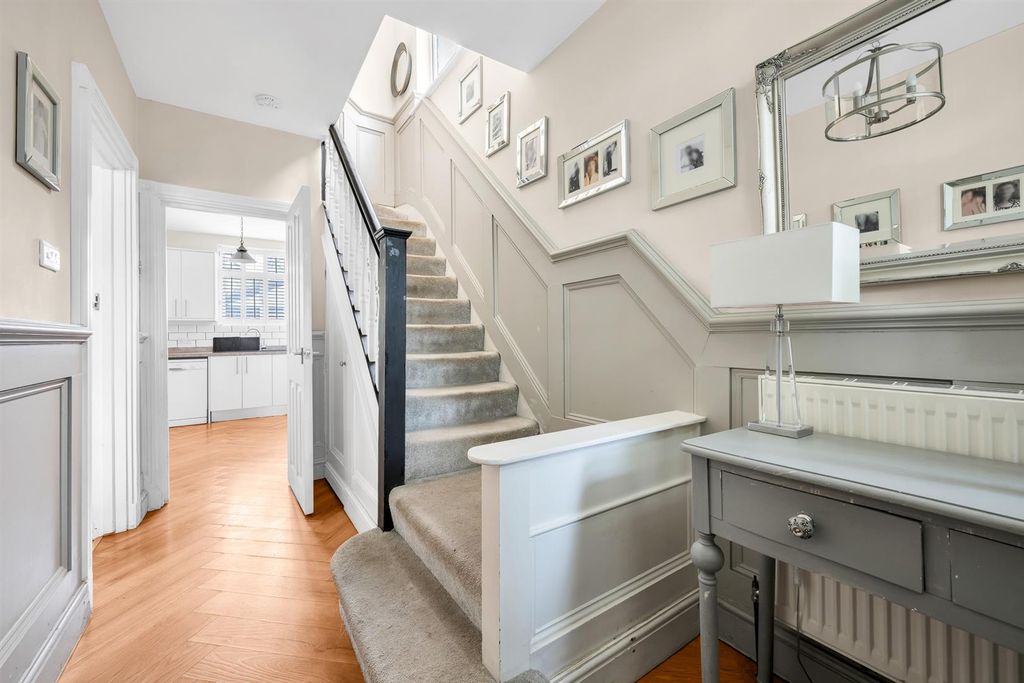 Property photo 2 of 24 Entrance Hall