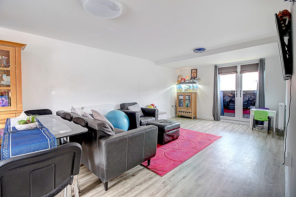 Property photo 3 of 13 Lounge