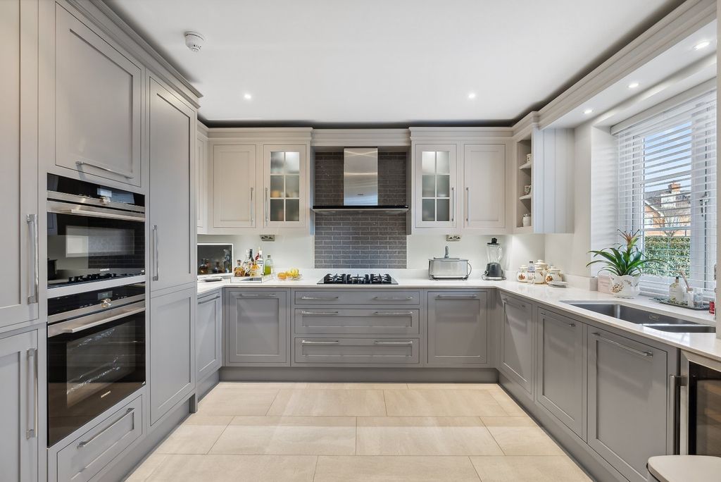 Property photo 3 of 17 Kitchen