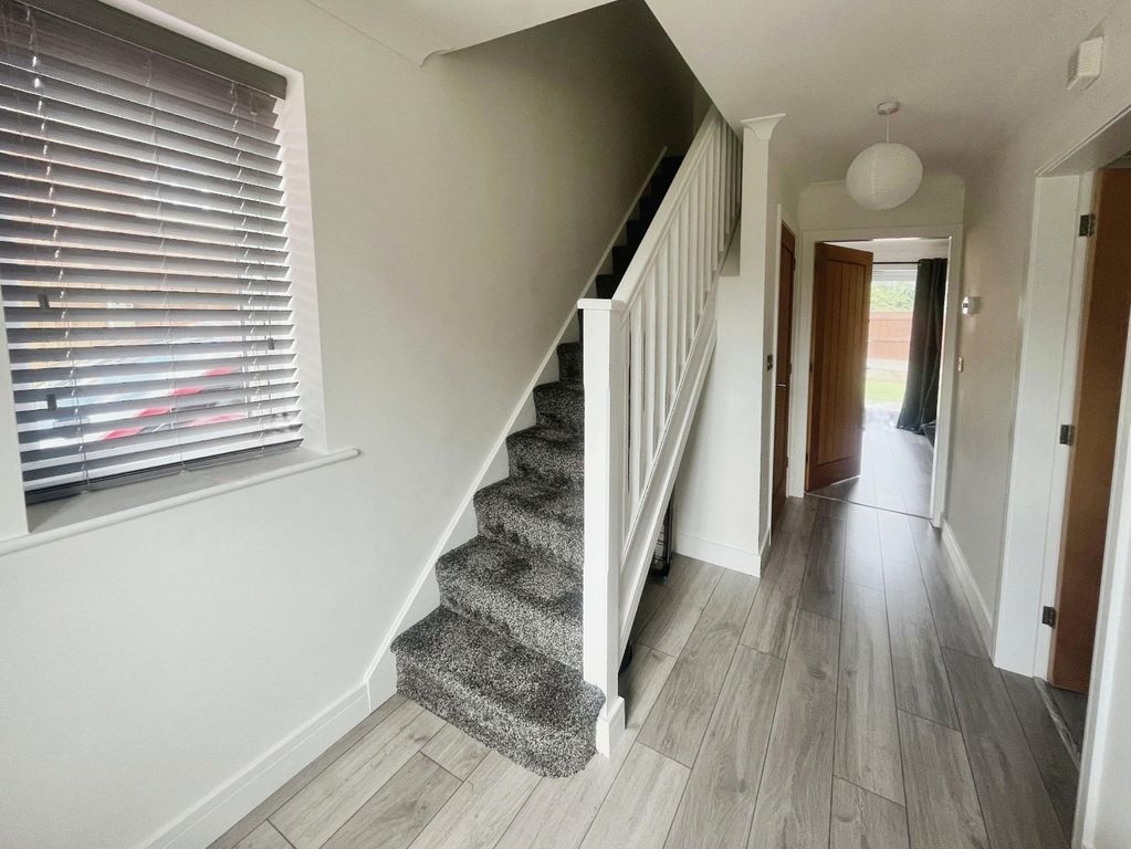 Property photo 2 of 11 Entrance Hall