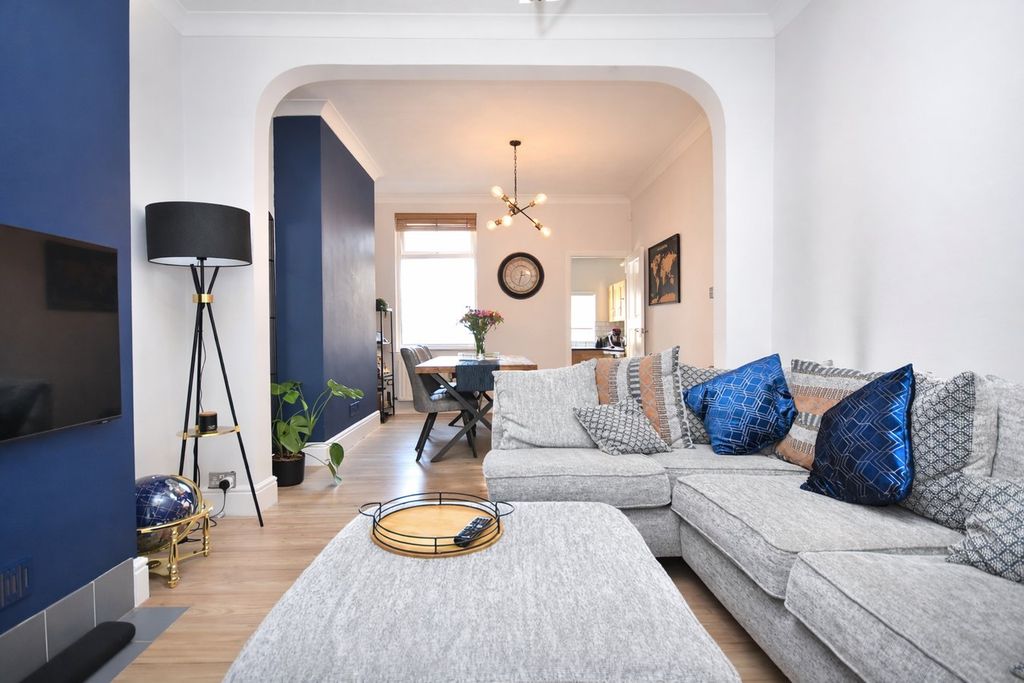 Property photo 2 of 25