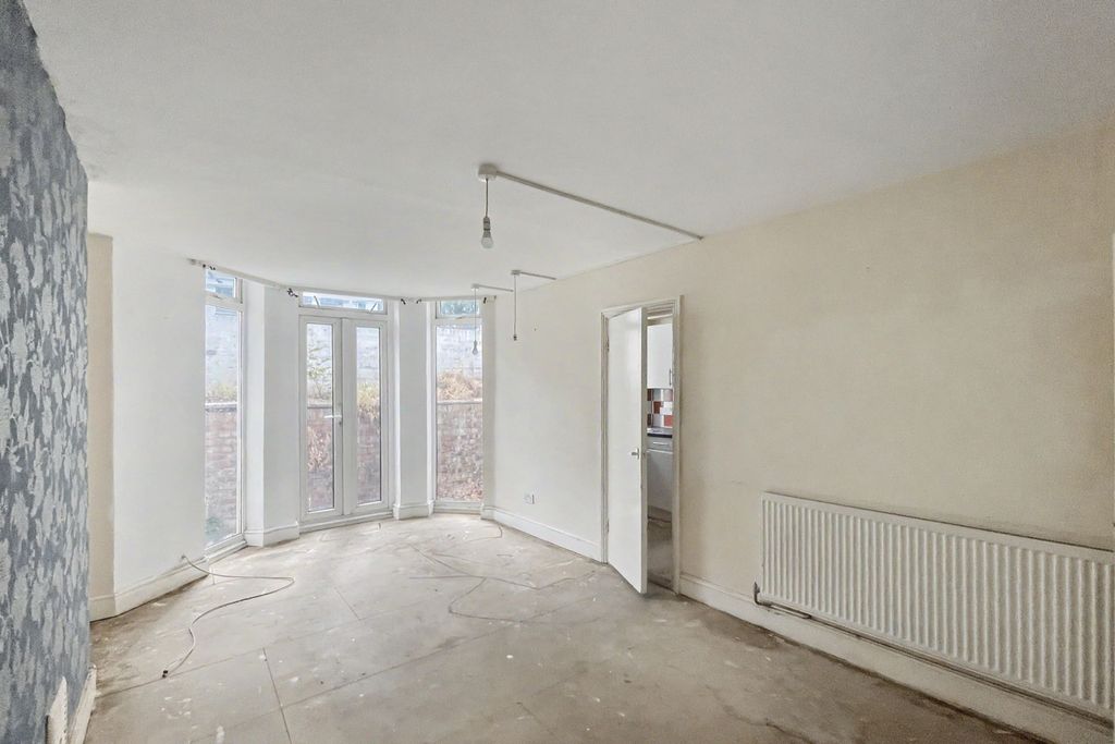 Property photo 3 of 12 53A Netherwood Road, London W14 0Bp