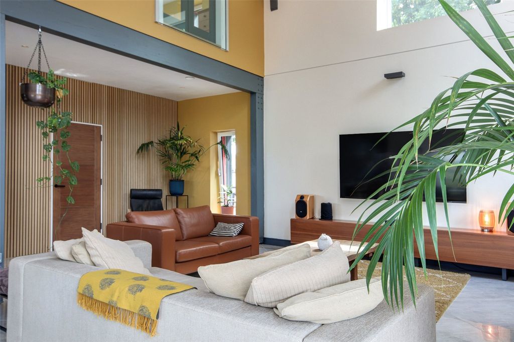 Property photo 1 of 26 Sitting Area