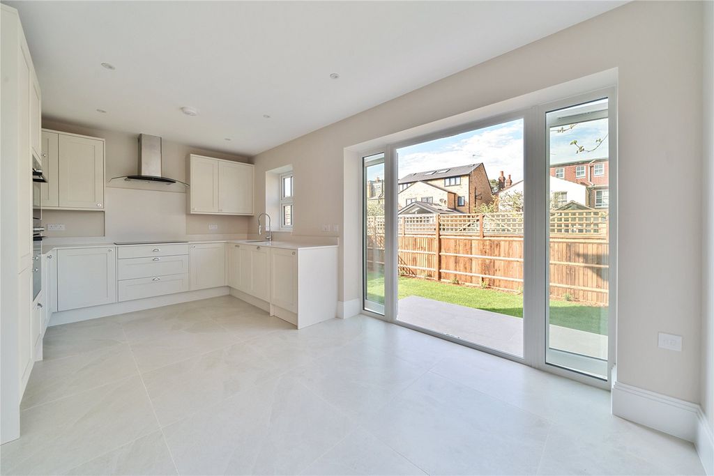 Property photo 2 of 17 Picture No. 16