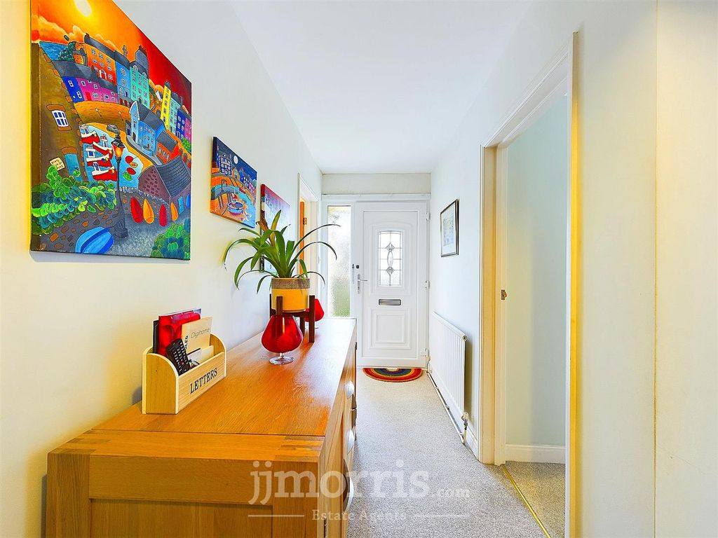 Property photo 2 of 21 Hallway