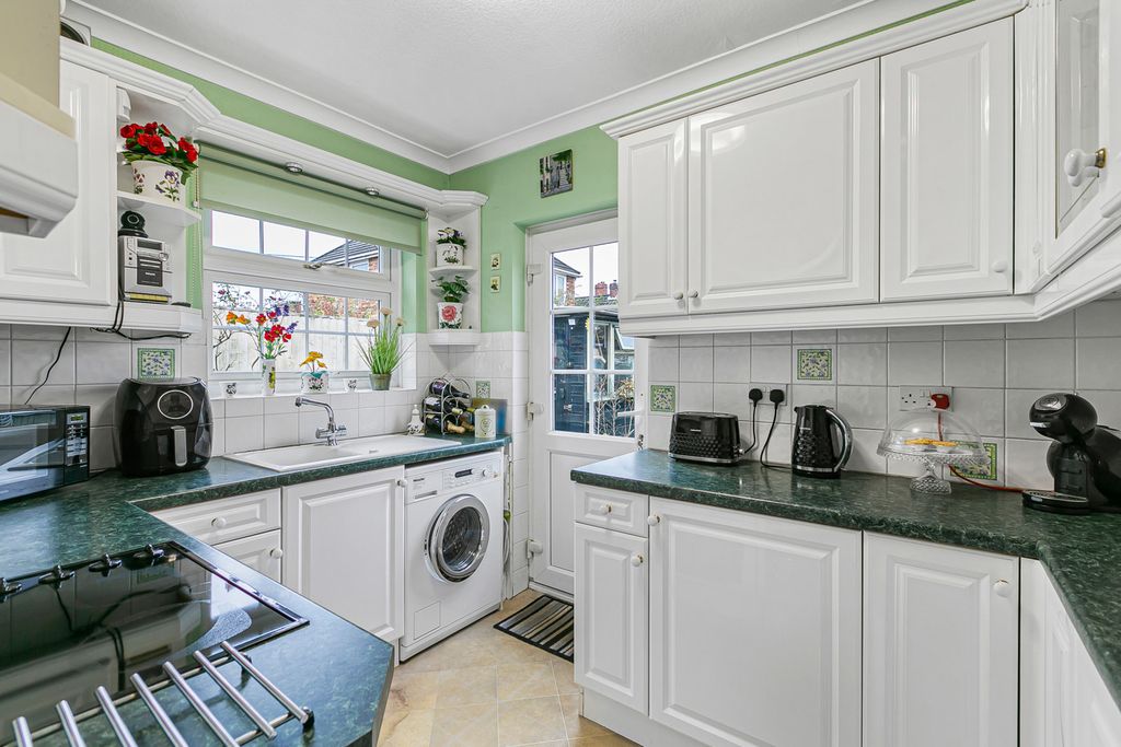 Property photo 3 of 9 Kitchen