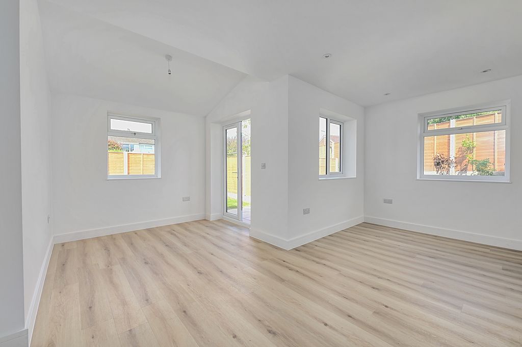 Property photo 2 of 8 276A Beaulieu Gardens (7)