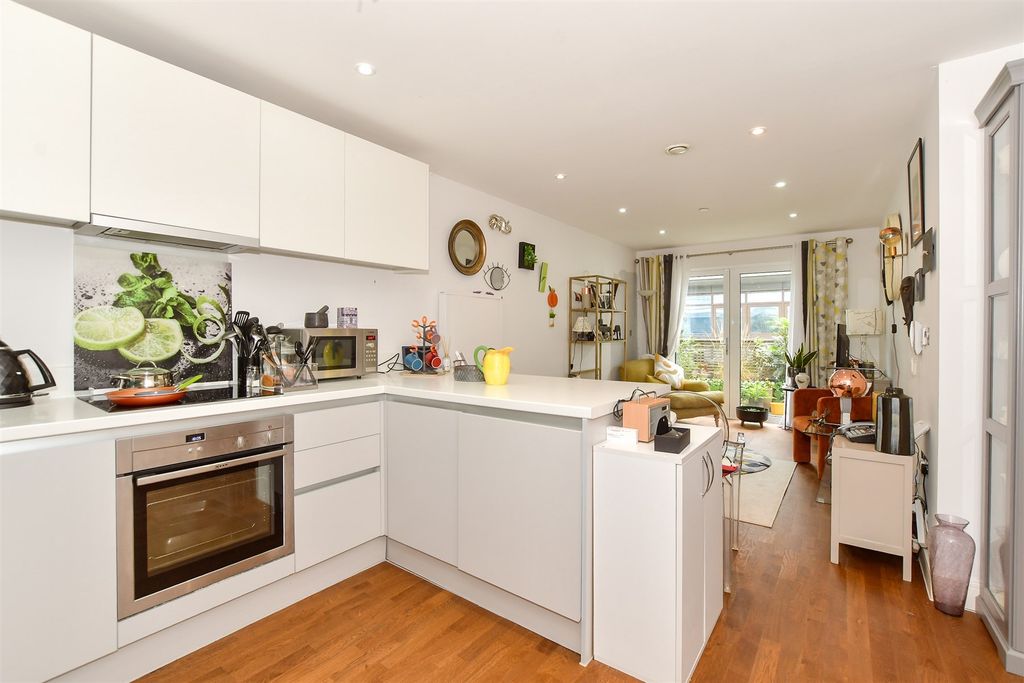 Property photo 3 of 10 Lounge/Kitchen